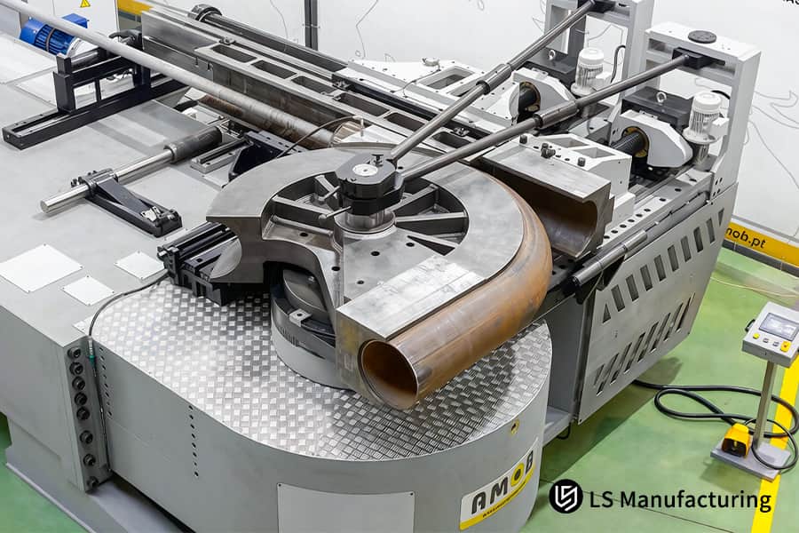 Una piegatrice a mandrino CNC curva con precisione tubi in acciaio inossidabile per linee idrauliche di macchinari pesanti.