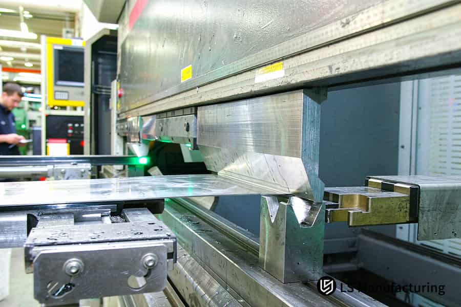 Metal bending how to prevent press brake springback uses ±0.01 mm laser.
