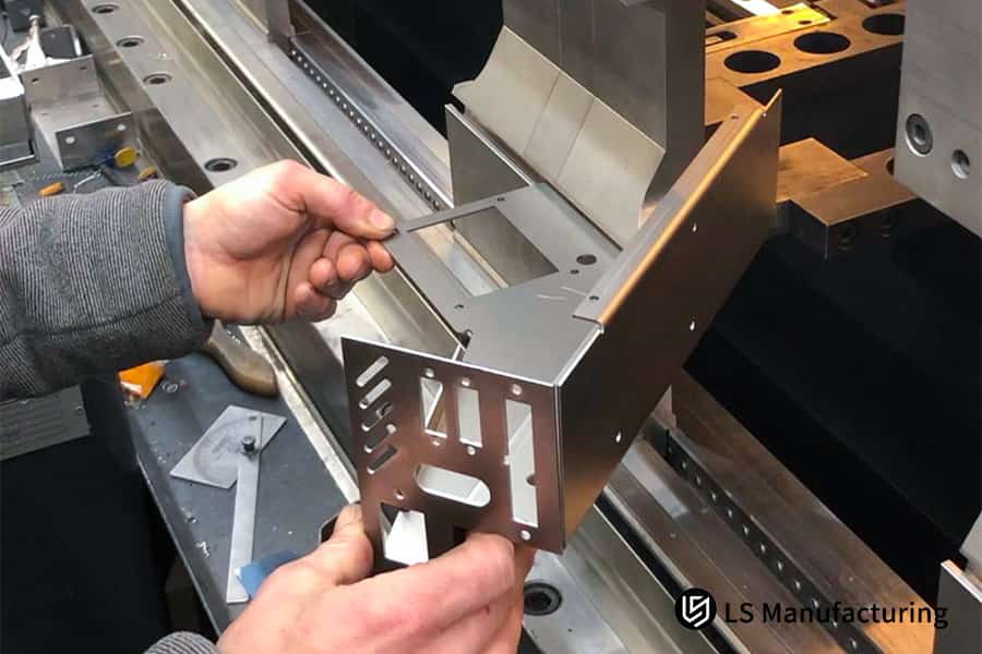 Cintrage métallique sur mesure d'un composant en forme de L