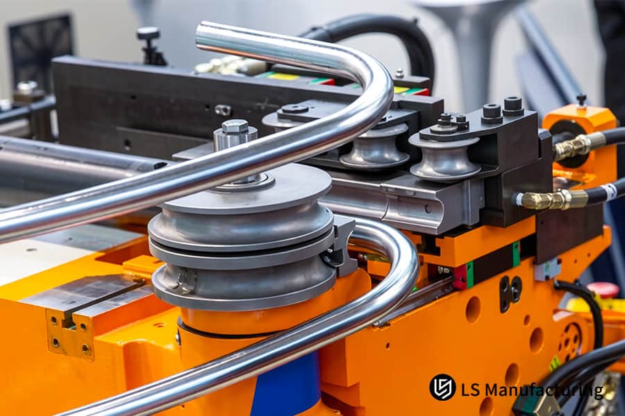 Piegatura di un tubo di scarico in acciaio inossidabile 304 con una macchina CNC per servizi di piegatura di tubi per autoveicoli.