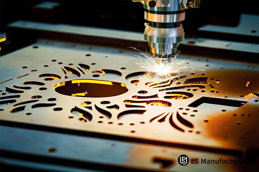 Parti metalliche in un impianto di servizio di taglio