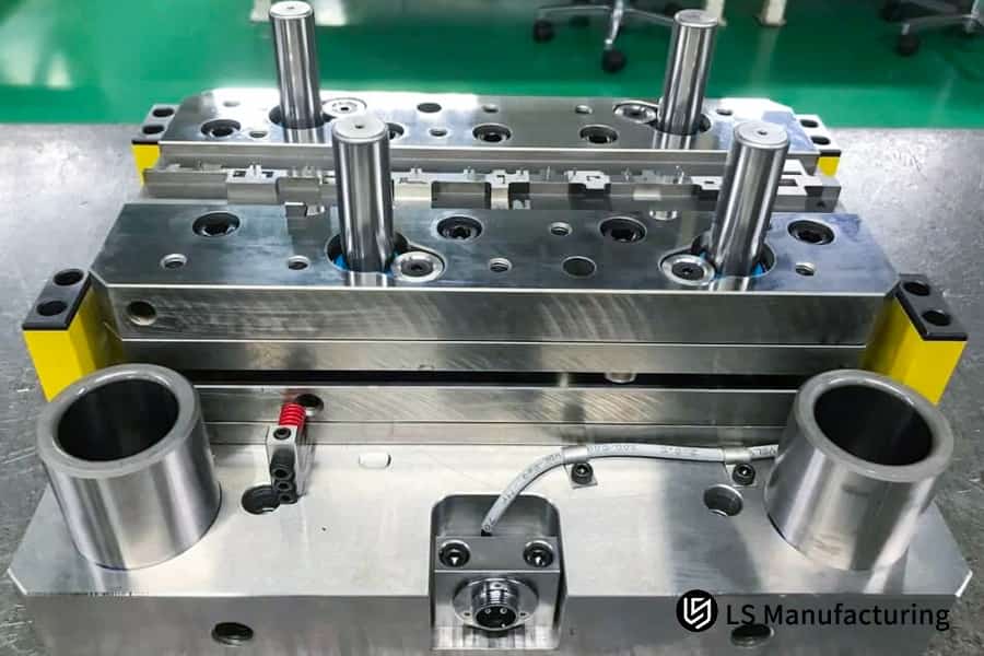 Formage de bornes en acier laminées à froid avec une matrice de précision pour les composants de connecteurs électriques.