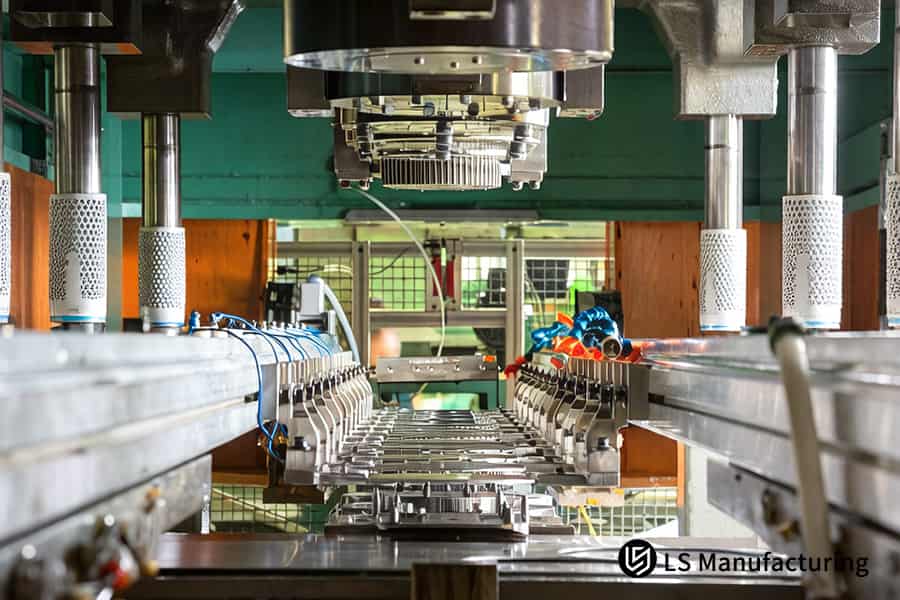 La pressa per stampaggio forma componenti in acciaio precisi su un trasportatore per applicazioni di produzione automobilistica.