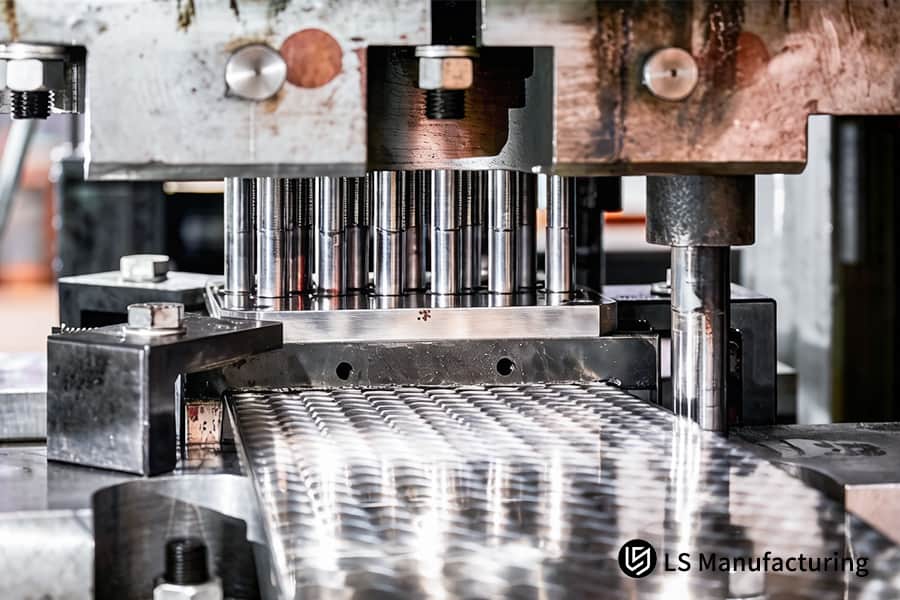 Punzoni cilindrici multipli stampano lamiere di alluminio 6061 in staffe personalizzate per apparecchiature di automazione industriale.