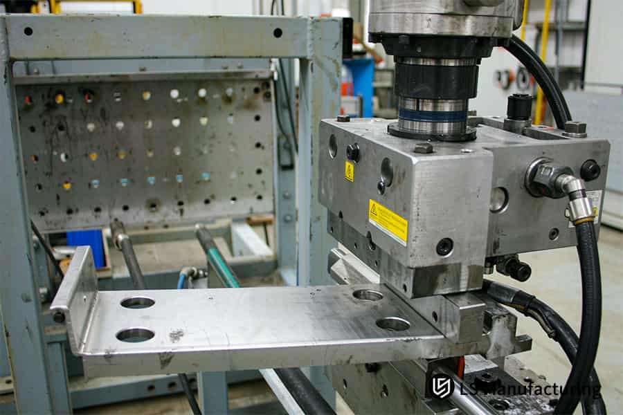 Metal stamping DFM service punches C1100 bracket to ±0.01 mm tolerance.