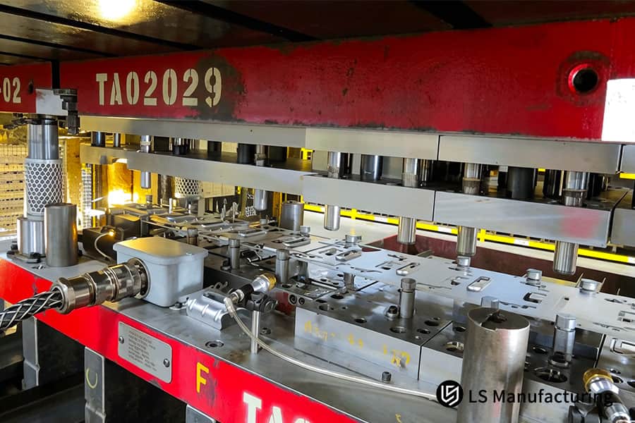 Fabbricazione di staffe in acciaio al carbonio per assemblaggi automobilistici con servizi di stampaggio di metalli ad alto volume.