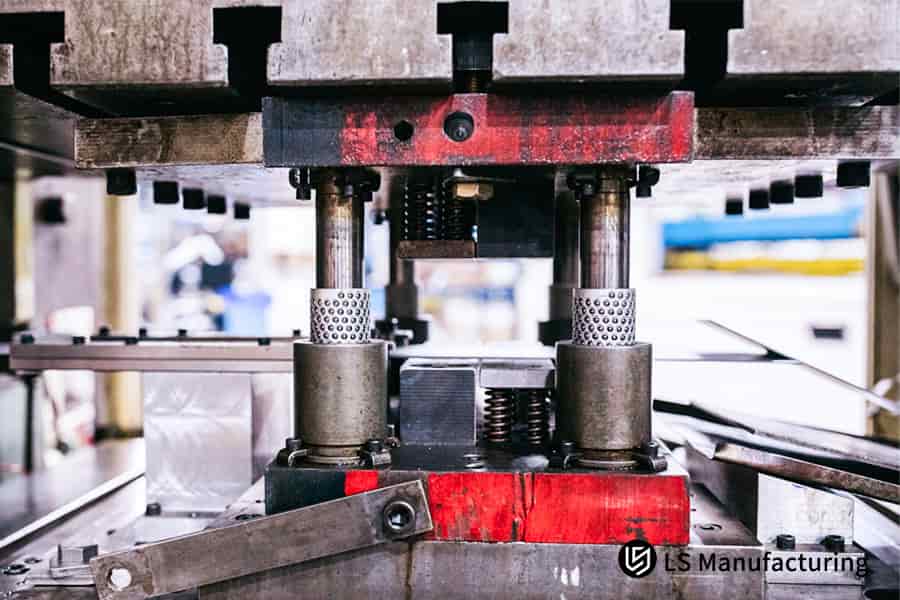 Estampage d'une plaque de connexion en acier à haute teneur en carbone pour les ensembles de liaison de machines industrielles.