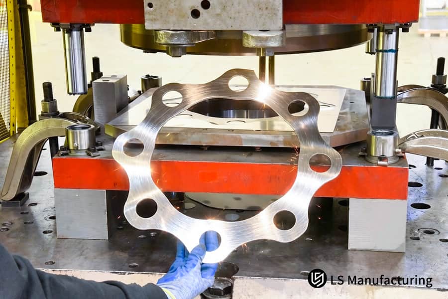 Perforazione di fori multipli in una staffa circolare in alluminio 6061 per parti di montaggio o di collegamento di automobili.
