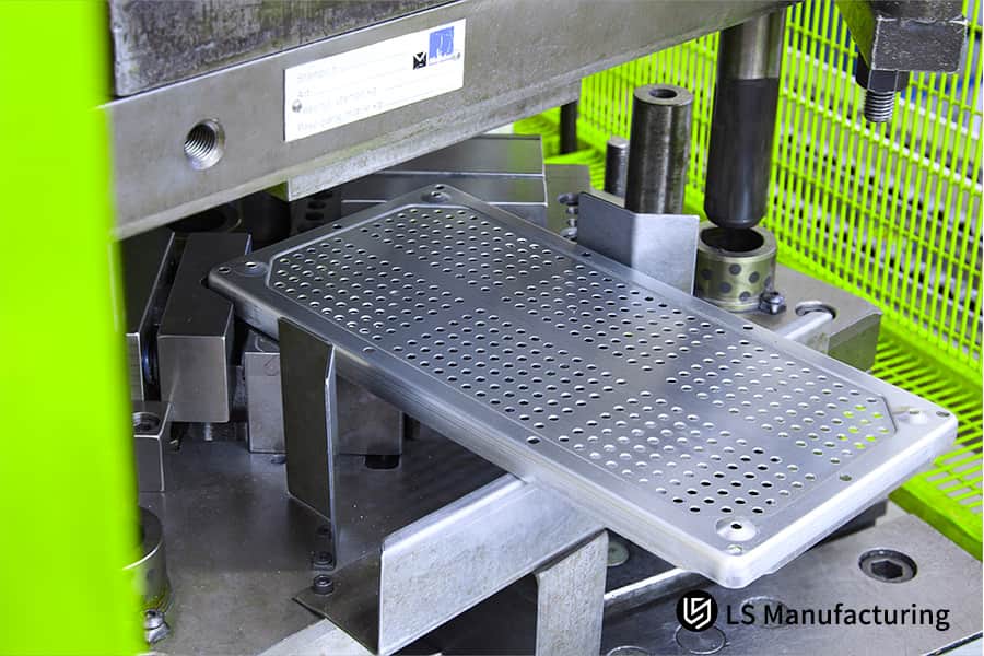 L'operazione di stampaggio dei metalli produce custodie elettroniche in acciaio zincato per l'elettronica.