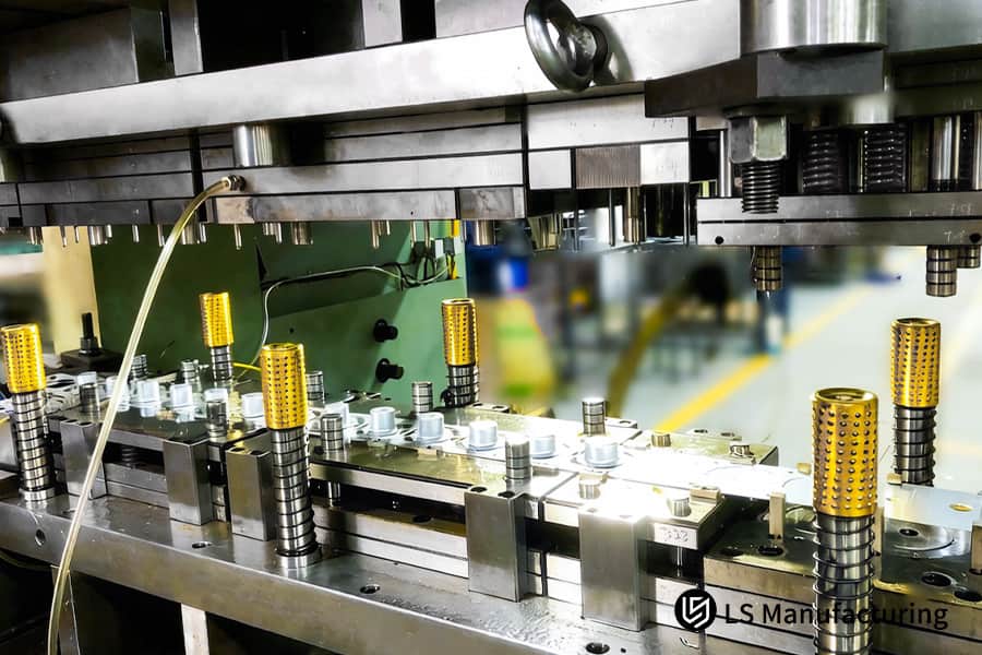Stampaggio di un involucro in acciaio inossidabile 304 con uno stampo personalizzato per componenti dell'impianto elettrico automobilistico.