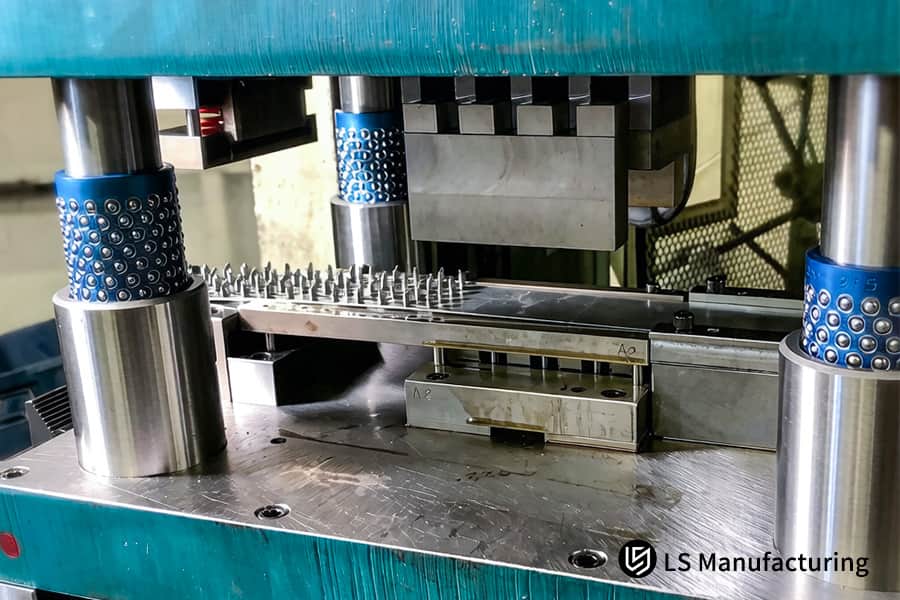 Una grande pressa idraulica blu stampa piastre in acciaio al carbonio A36 con superfici modellate per macchine edili.