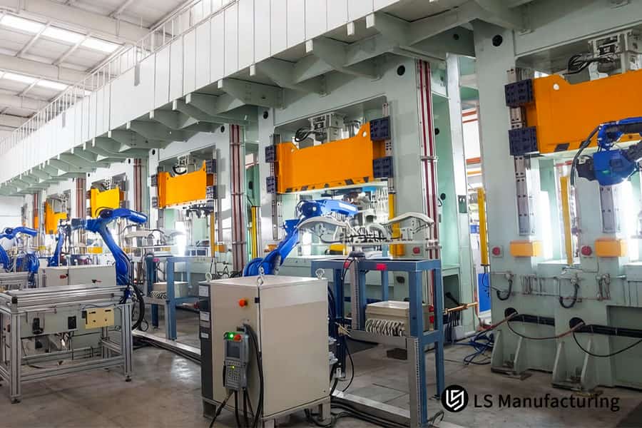 I robot automatizzati alimentano l'acciaio al carbonio in presse da 1.000 tonnellate per le parti del telaio dei veicoli con tolleranza di 0,02 mm.