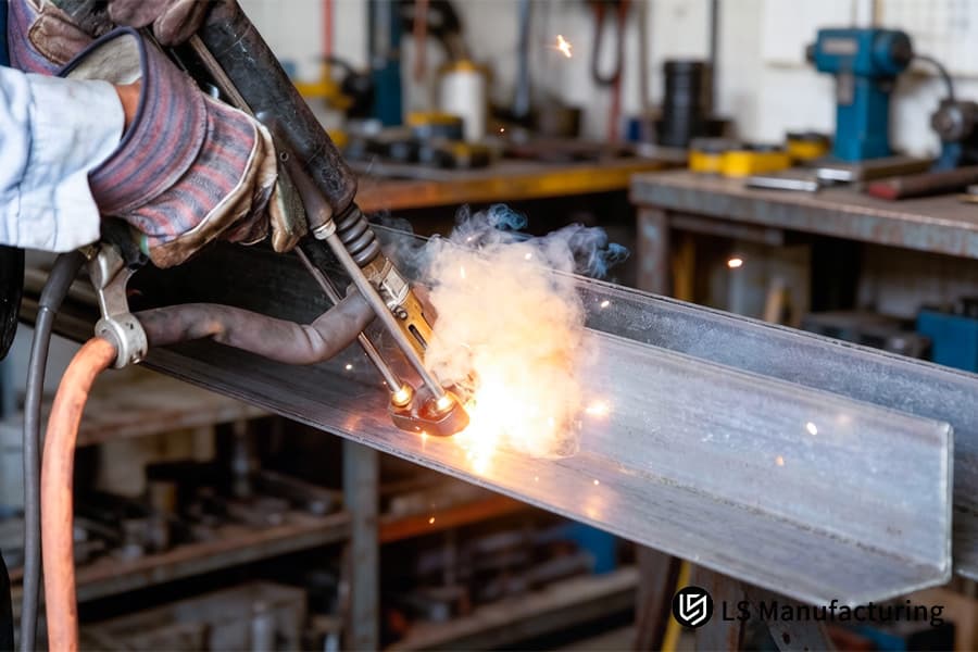 Fabbricazione di una trave a I in acciaio al carbonio per il supporto strutturale in strutture di piattaforme edili o industriali.
