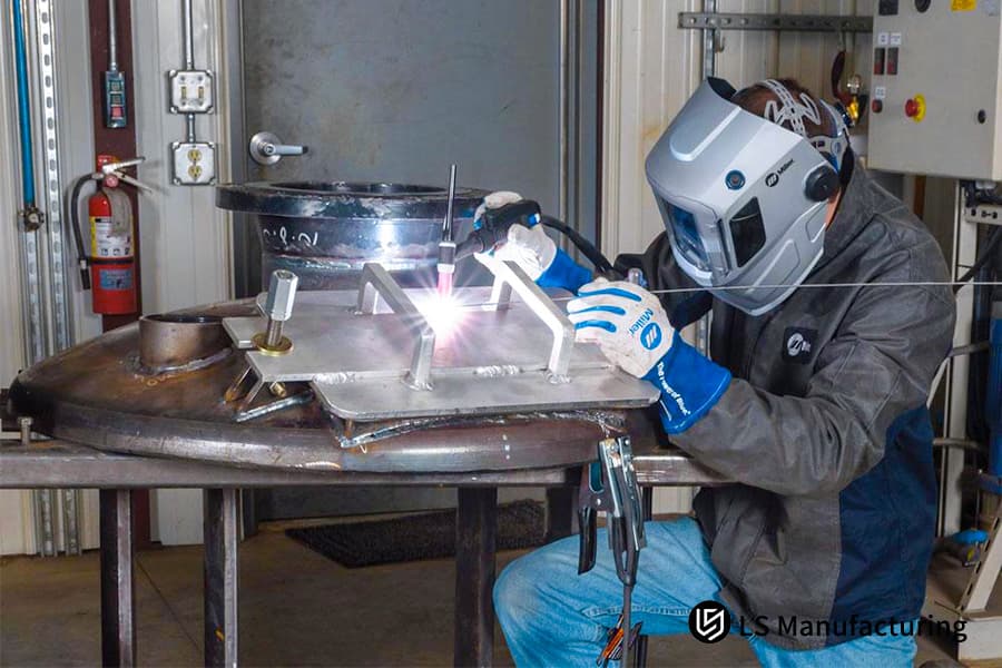 Soldagem de suporte de montagem em aço com haste de enchimento 308L para chassis automotivo ou montagem de componentes de suspensão.