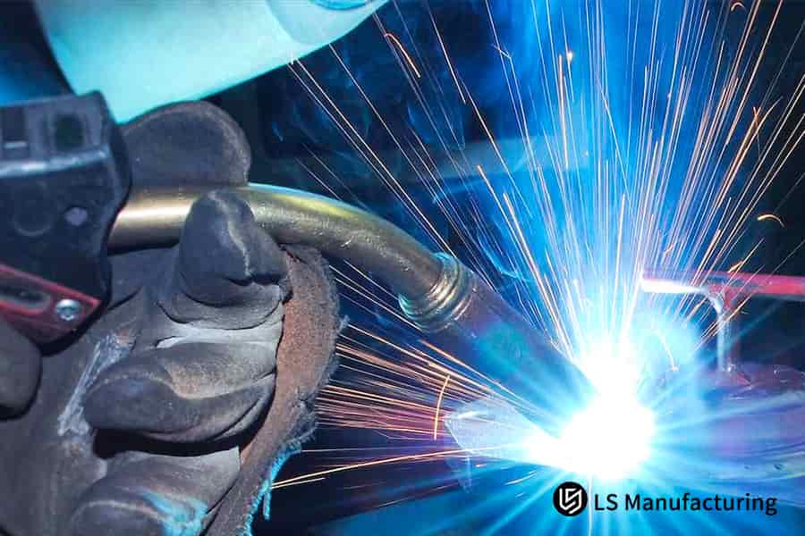 Soldar una junta de tubo de acero inoxidable 304 para tuberías de sistemas de transferencia de gases o fluidos industriales.