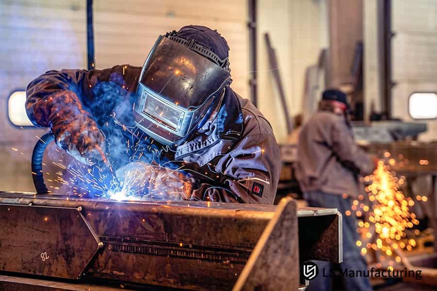 Assemblaggio di un telaio di supporto in alluminio 6061 per l'automazione di fabbrica con saldatura di precisione dei metalli.