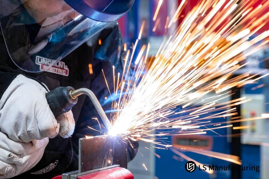 Assemblaggio di una staffa in alluminio personalizzata per macchinari industriali utilizzando la lavorazione professionale della saldatura dei metalli.