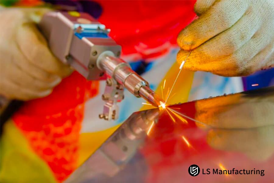 Primo piano della saldatura ad arco di micro-plasma di precisione