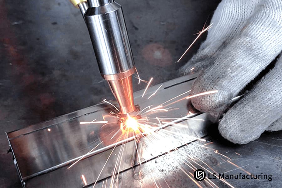 焊接汽车底盘总成的高强度钢合金部件。