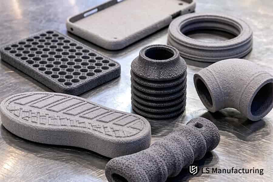 3D-печать MJF производит партии нейлоновых кронштейнов для промышленного оборудования.