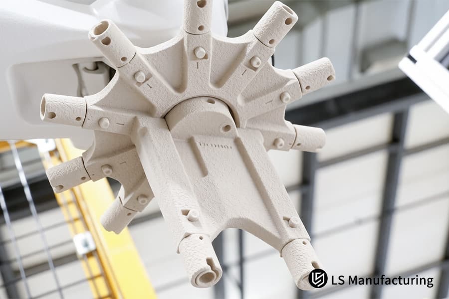 3D-печать MJF удаляет излишки нейлонового порошка с деталей с помощью сжатого воздуха.