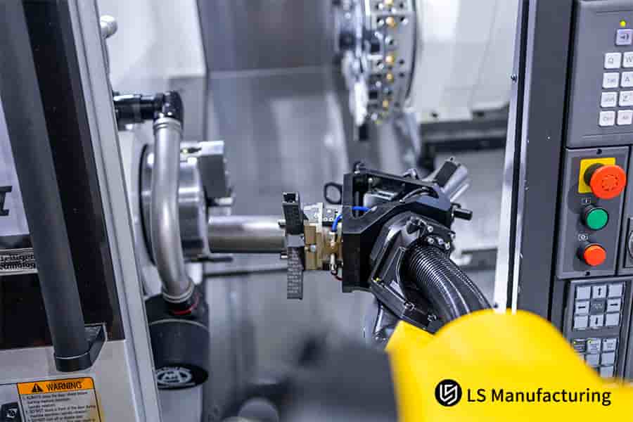 Processo moderno de torneamento CNC com braço robótico automatizado da LS Manufacturing.