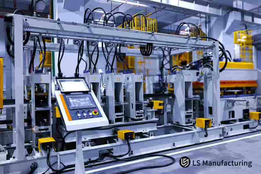 Современное промышленное оборудование с ЧПУ крупным планом от LS Manufacturing