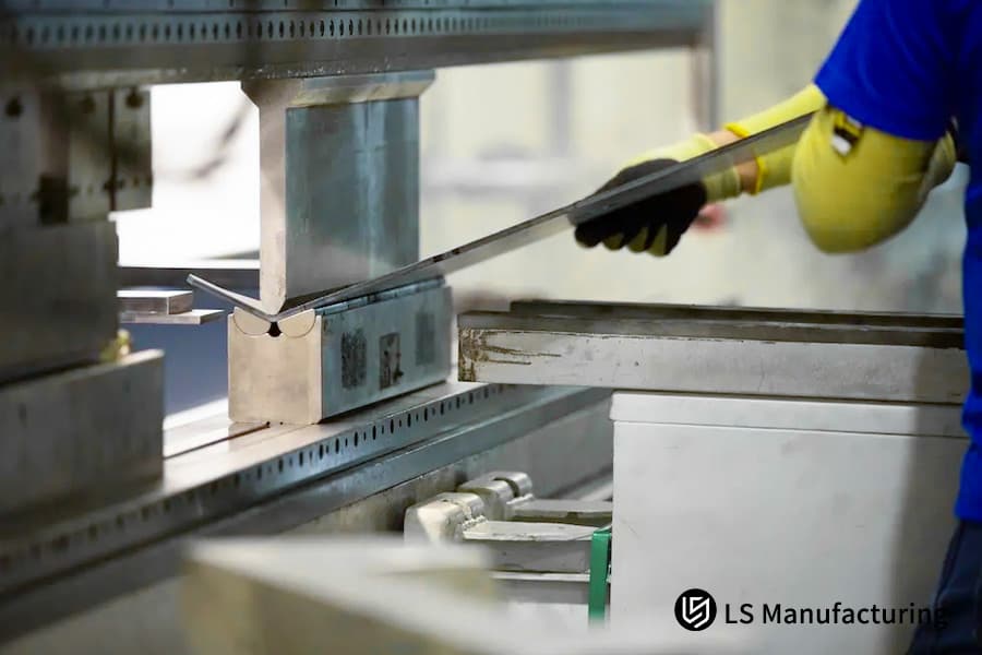 Lubricità e avanzamenti CNC proteggono le superfici