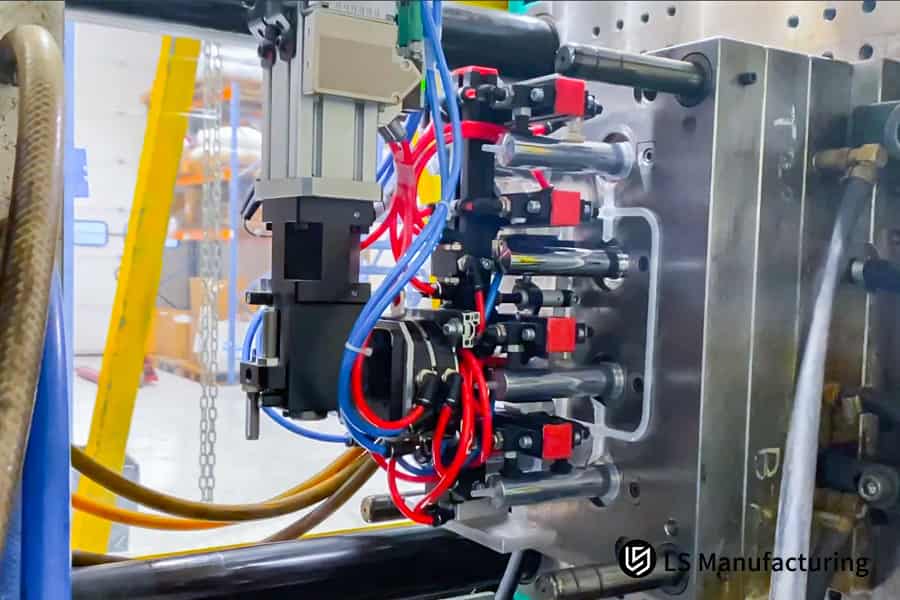 Outillage de moulage par injection multi-empreintes en cours d'utilisation