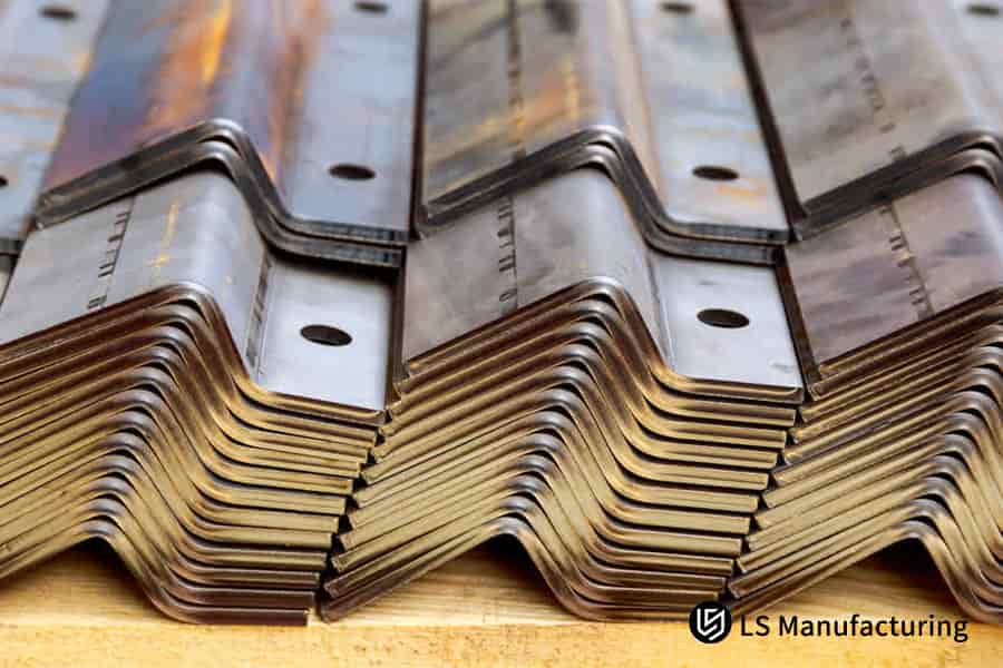 Une pile de pièces métalliques pliées en plusieurs étapes