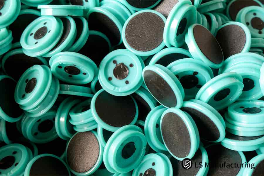 Un'enorme pila di impugnature sovrastampate in gomma TPE color verde acqua si accumula in attesa di essere spedite al settore della produzione di dispositivi portatili.