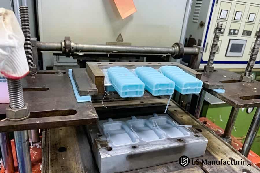液压机将蓝色液态硅橡胶注入用于制造医疗零件的四腔塑料模具中。