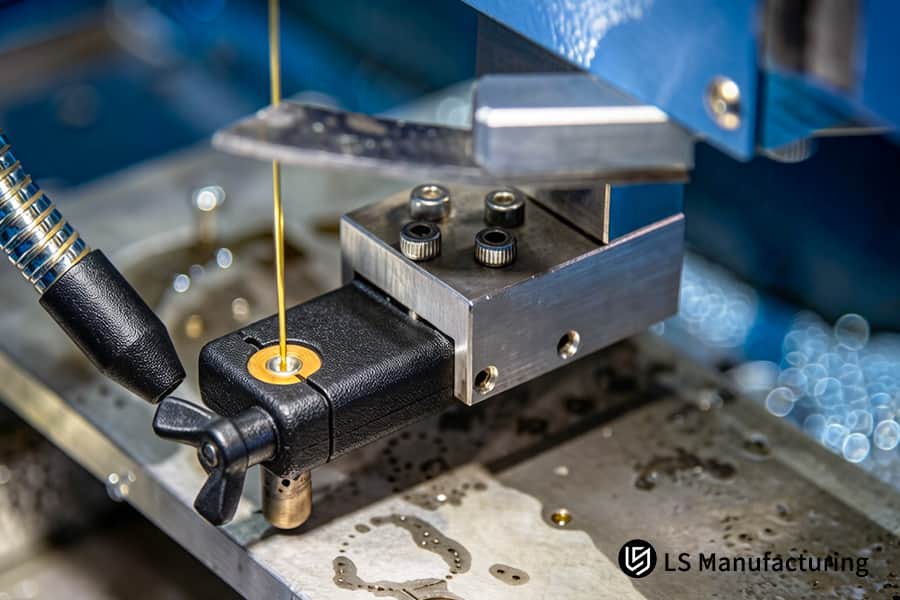 L'unità di iniezione riempie la cavità dello stampo con plastica per incapsulare un inserto metallico per un sensore automobilistico.