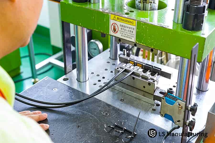 Un operatore esegue una regolazione di precisione del sovrastampaggio su una parte in gomma per un'applicazione OEM.