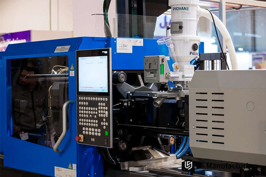 Un essiccatoio Piovan alimenta il materiale deumidificato alla macchina iniettando TPE su un substrato in POM a 230°C.