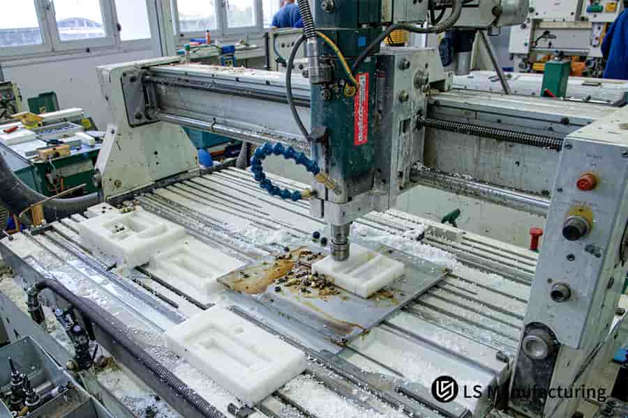 Fabricante de máquinas de fresagem CNC para plástico entrega lotes de peças em 9 dias.
