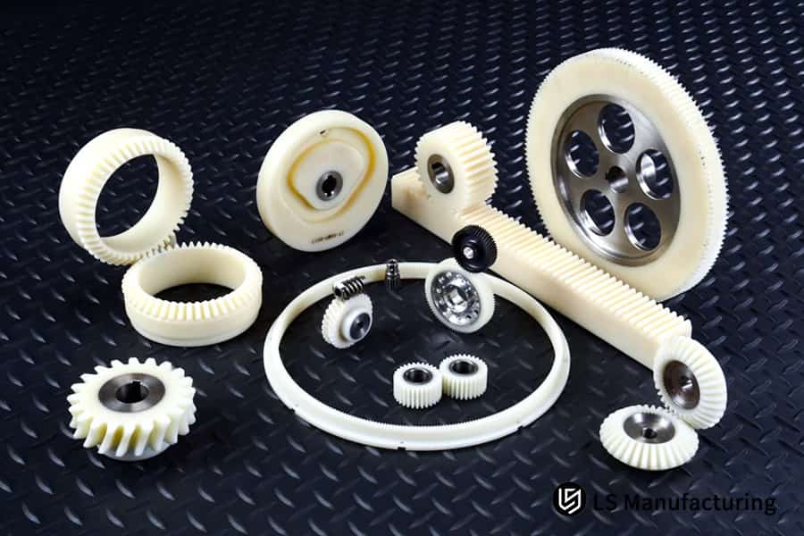 Componenti assortiti di ingranaggi in plastica in mostra