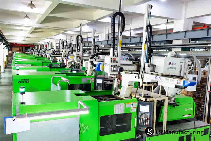 I cicli di stampaggio a iniezione di materie plastiche ad alto volume formano componenti automobilistici da ABS e resina di policarbonato.
