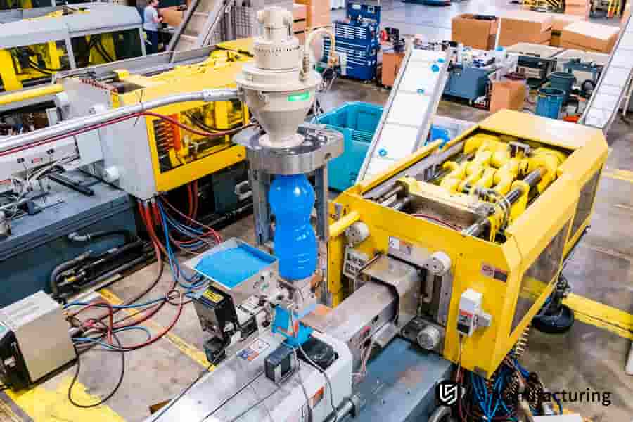 Une machine de moulage par injection de précision, capable de réaliser des procédés de moulage par injection à tolérances serrées pour des pièces en acier à outils.