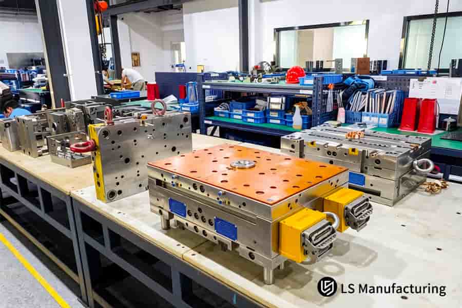 在 LS Manufacturing，大型金属模具模块在工作台上进行准备，用于定制注塑成型服务。