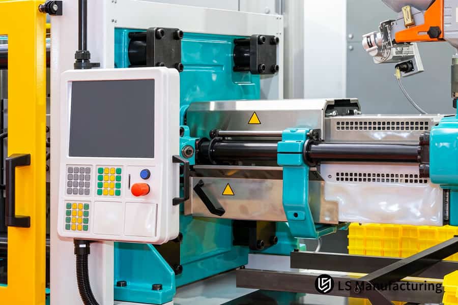 Il sistema di iniezione automatizzato inietta la plastica tecnica negli stampi per componenti industriali con tolleranze strette.