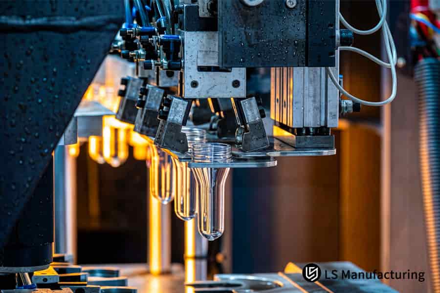 Lo stampaggio a iniezione di plastica di precisione forma cilindri cavi in ​​polimero per applicazioni di riduzione del peso nel settore automobilistico.