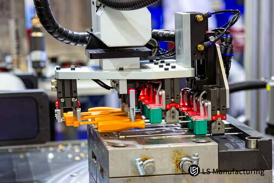 Il servizio personalizzato di stampaggio a iniezione di materie plastiche inietta il policarbonato fuso in uno stampo multi-cavità per manici di utensili.