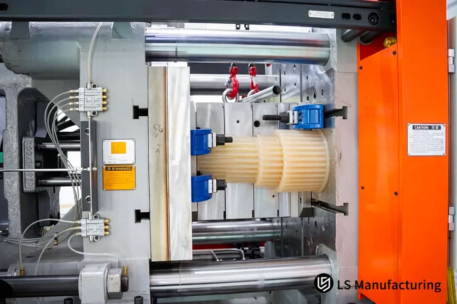 I pistoni idraulici iniettano PEEK fuso con una precisione di ±0,08 mm per applicazioni aerospaziali ad alta temperatura.