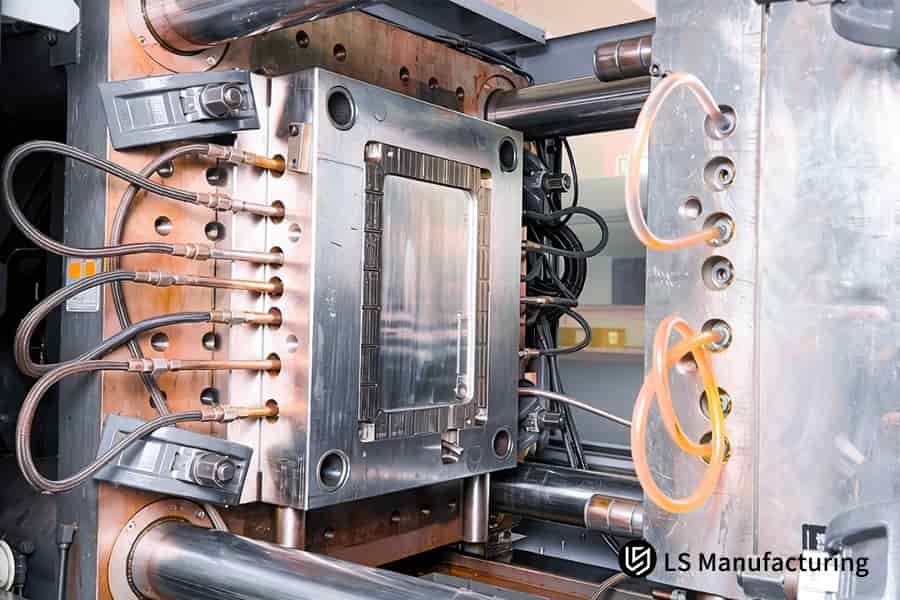 La macchina a iniezione inietta ABS fuso in stampi metallici per componenti di alloggiamenti automobilistici con elevata tolleranza.