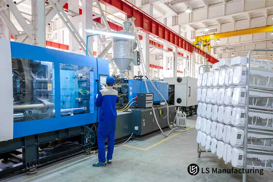 Un opérateur utilise un pied à coulisse numérique pour l'inspection CMM des pièces en ABS afin de garantir l'élimination des déformations.