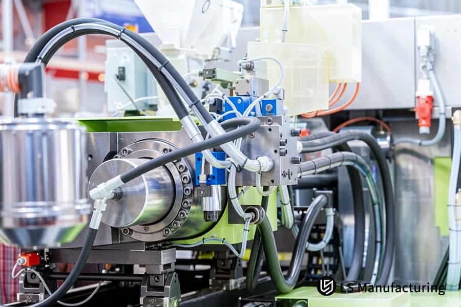 L'unità di iniezione trasforma la plastica PEEK a 380°C in una cavità dello stampo per un componente di tenuta della turbina.