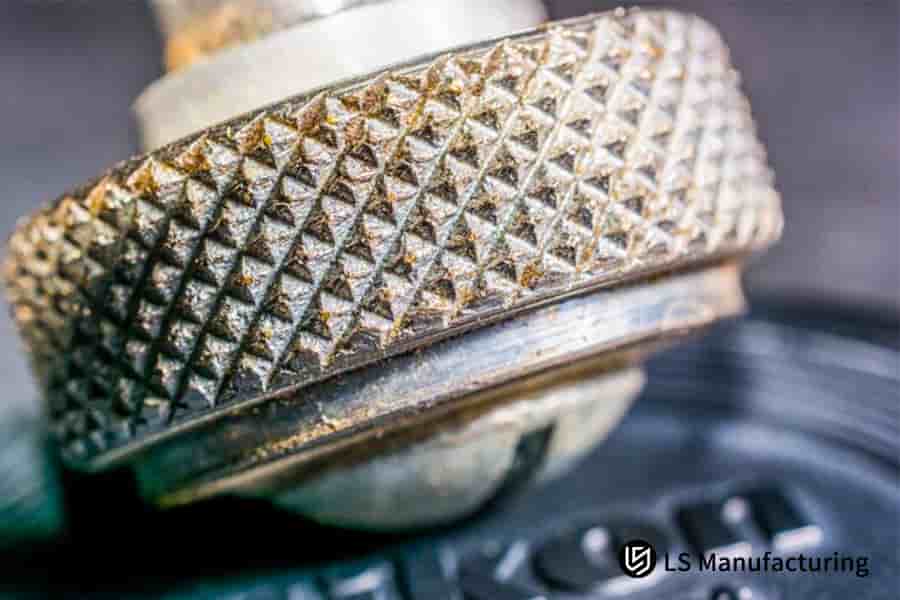 Металл, обработанный на станке с ЧПУ с прецизионной обработкой и имеющий ромбовидную насечку, производства LS Manufacturing.jpg