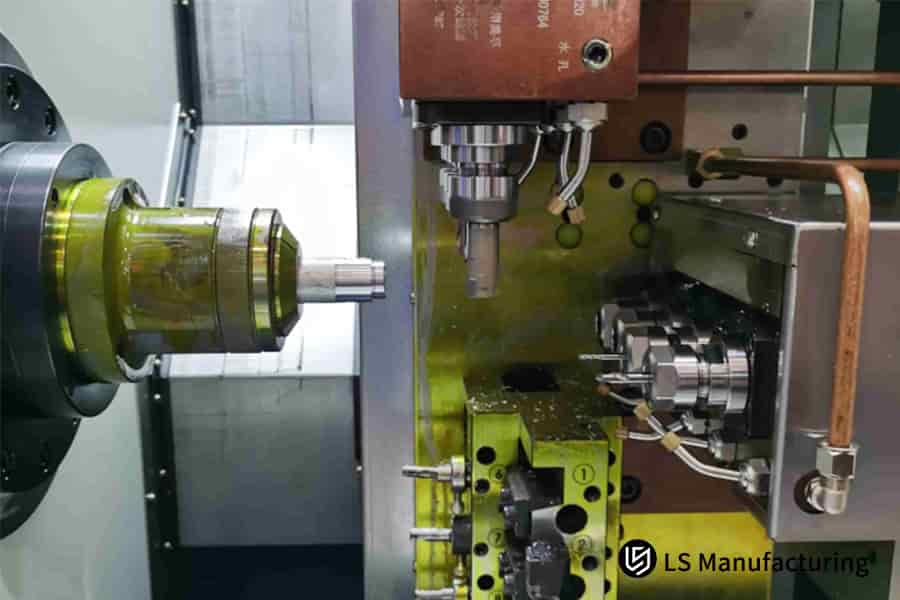 Operación de mecanizado CNC de precisión en una fábrica de China por LS Manufacturing.jpg