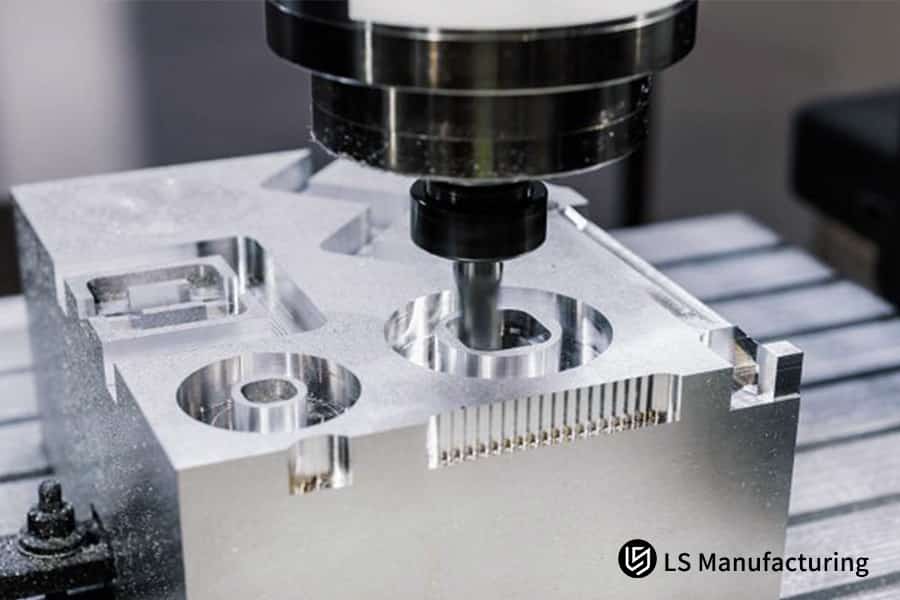 عملية طحن دقيقة باستخدام الحاسوب (CNC) لتحسين سطح قطعة عمل من الألومنيوم بواسطة شركة LS Manufacturing.jpg